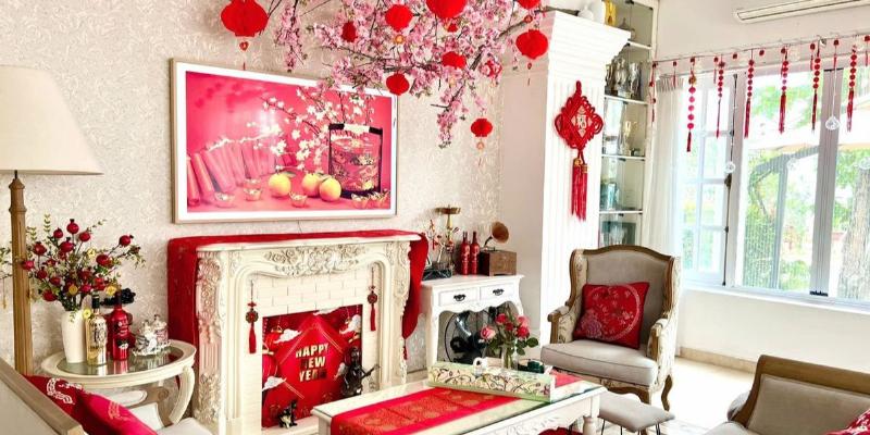 Hình ảnh minh họa việc dọn dẹp nhà cửa và trang trí với hoa tươi để đón năng lượng lập xuân năm 2021, thể hiện sự tươi mới và chuẩn bị cho năm mới theo phong thủy